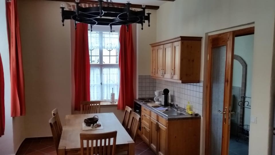 Kitchen or kitchenette, Dining area