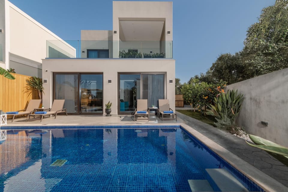 Property building, Patio, Day, Pool view, Swimming pool, sunbed