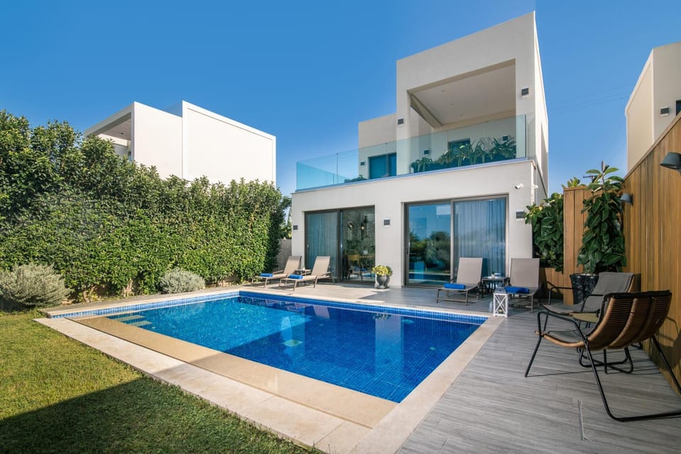 Property building, Patio, Day, Garden, Garden view, Pool view, Swimming pool, sunbed