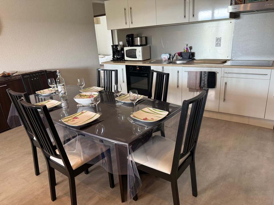 Coffee/tea facilities, Kitchen or kitchenette, Dining area, oven, stove, toaster