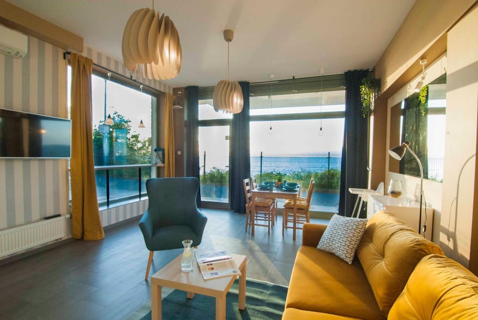 Natural landscape, TV and multimedia, View (from property/room), Living room, Seating area, Dining area, Sea view