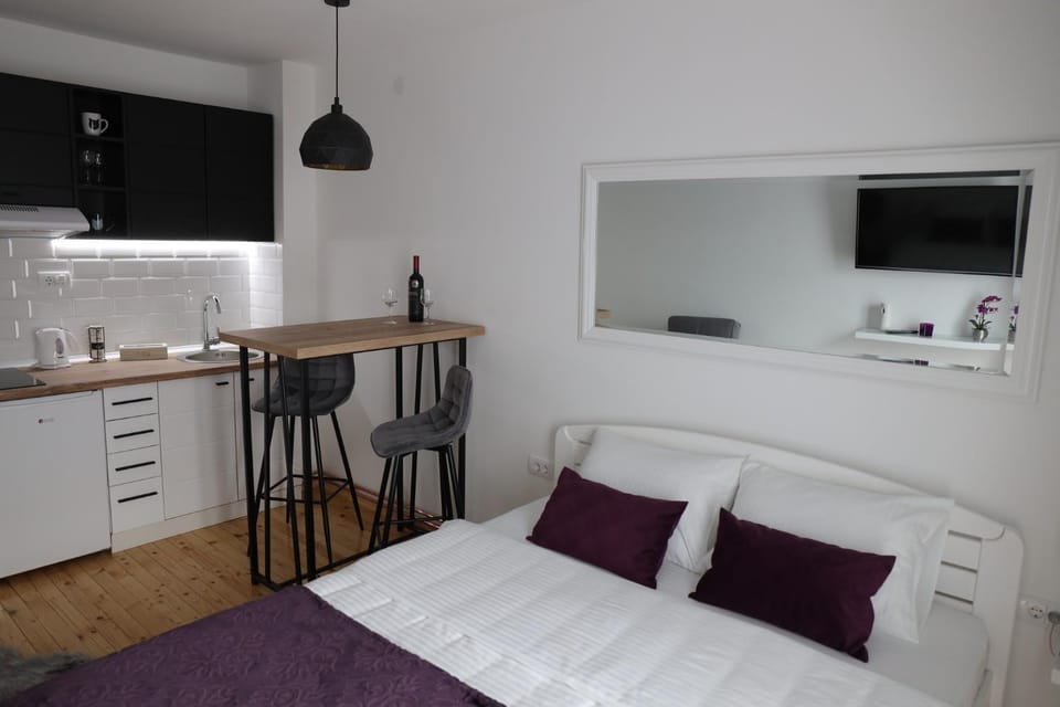 Bed, Kitchen or kitchenette, Bedroom