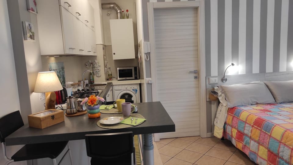 Kitchen or kitchenette, Seating area, Dining area, stove