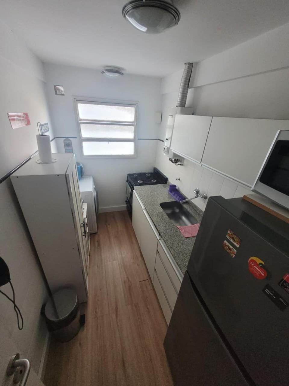 Kitchen or kitchenette, minibar, oven, stove