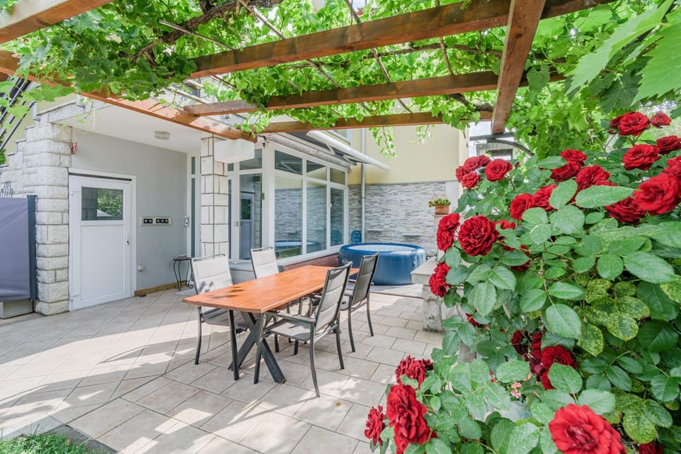Property building, Patio, Garden, View (from property/room), Balcony/Terrace, Balcony/Terrace, Dining area, Garden view