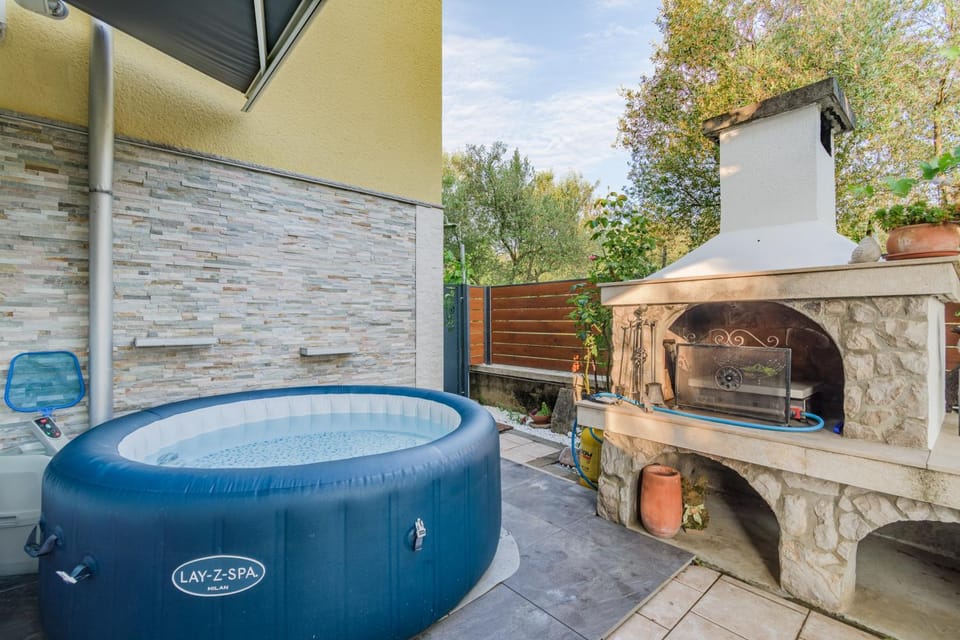 Property building, Patio, Balcony/Terrace