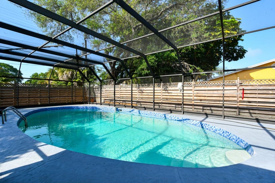 Heated Pool Home - VERY close to Siesta Beach, Restaurants & Shops! House in Gulf Gate Estates