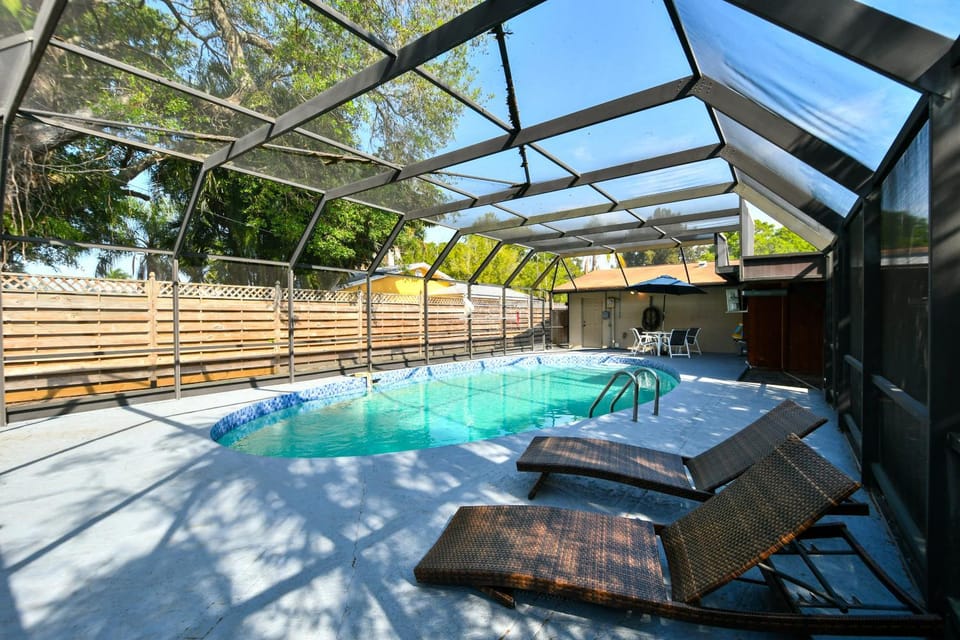 Heated Pool Home - VERY close to Siesta Beach, Restaurants & Shops! House in Gulf Gate Estates