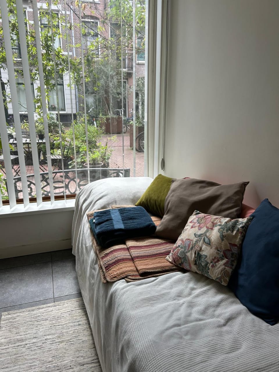Bed, Seating area