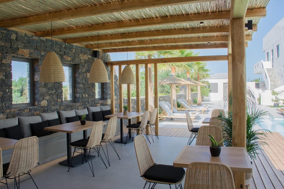 Restaurant/places to eat, Restaurant/places to eat, Lounge or bar