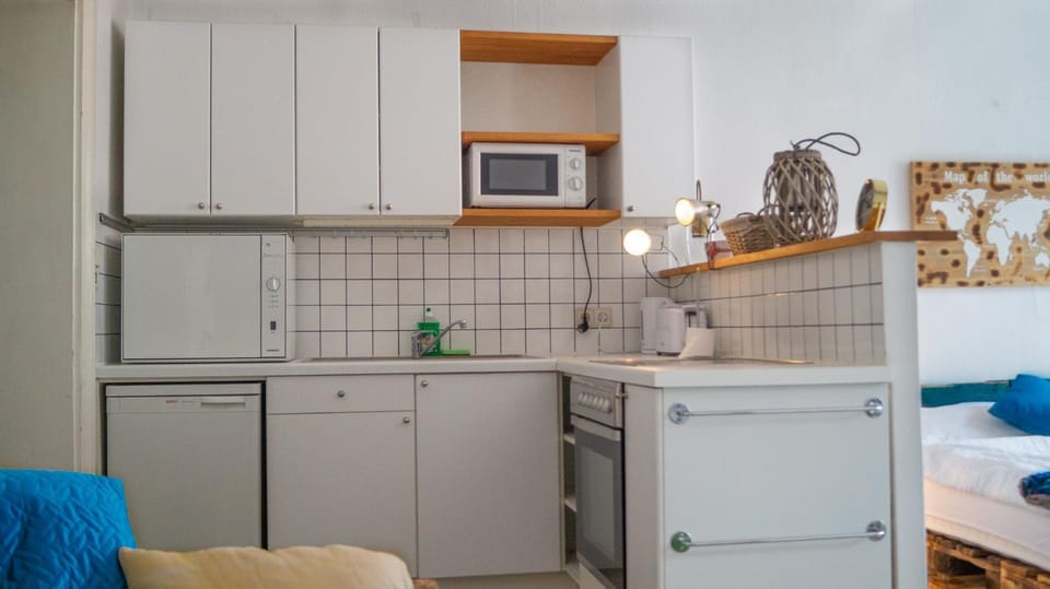 Bed, Kitchen or kitchenette, Bedroom, stove