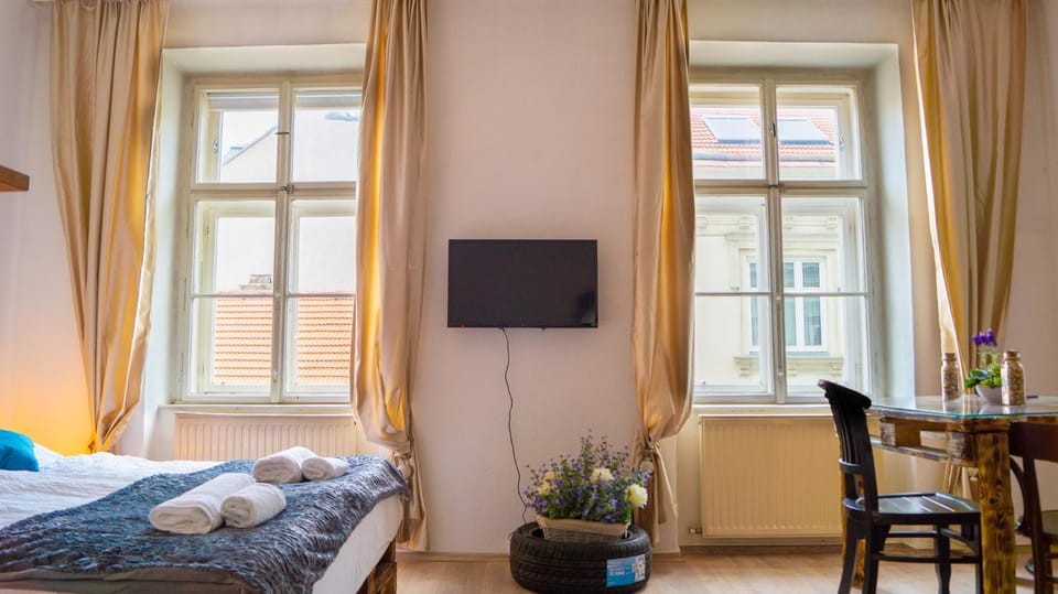 Bed, TV and multimedia, Seating area, Bedroom, towels