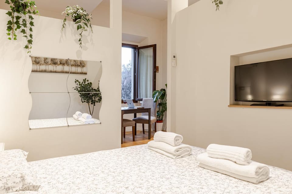 Bed, TV and multimedia, Bedroom, towels