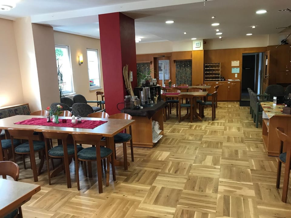 Restaurant/places to eat, Banquet/Function facilities, Seating area, Breakfast