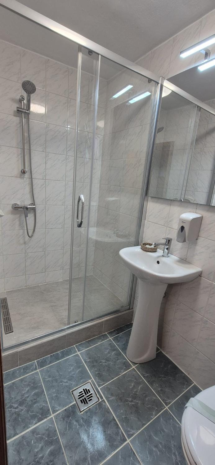 Shower, Toilet, Bathroom, towels