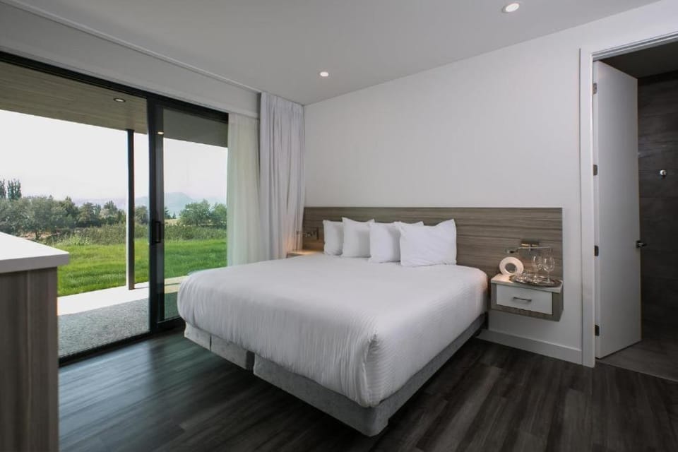 The Inn at Therapy Vineyards Nature lodge in Naramata