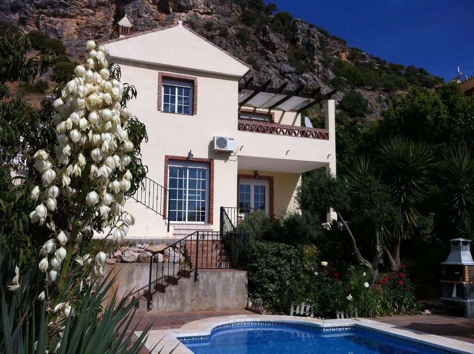 Property building, Day, Natural landscape, Mountain view, Pool view, Swimming pool