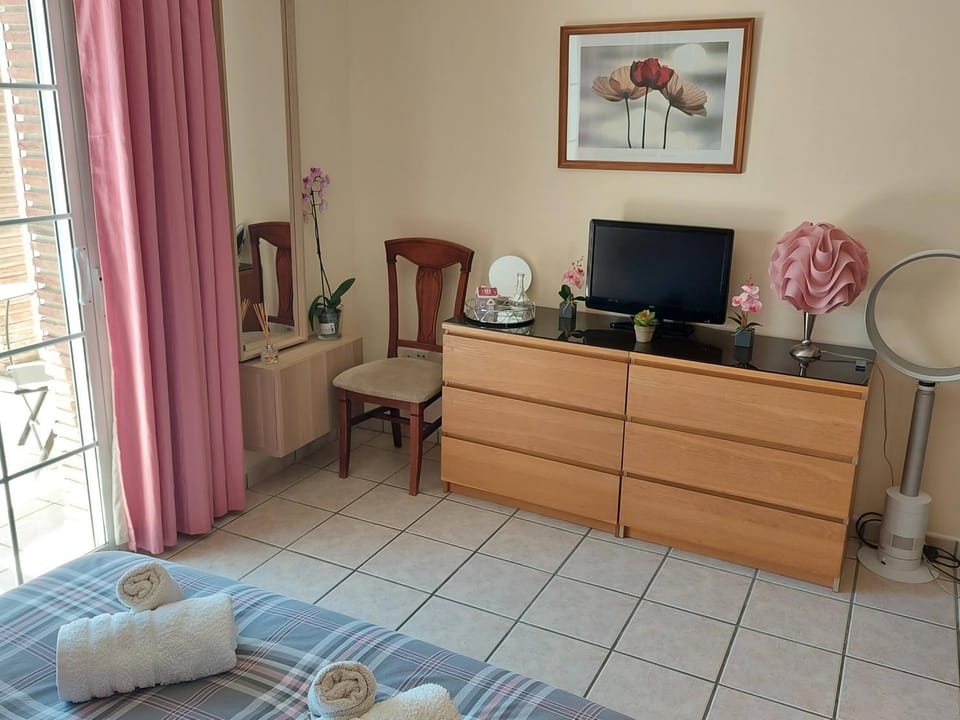 Bed, Bedroom, fireplace