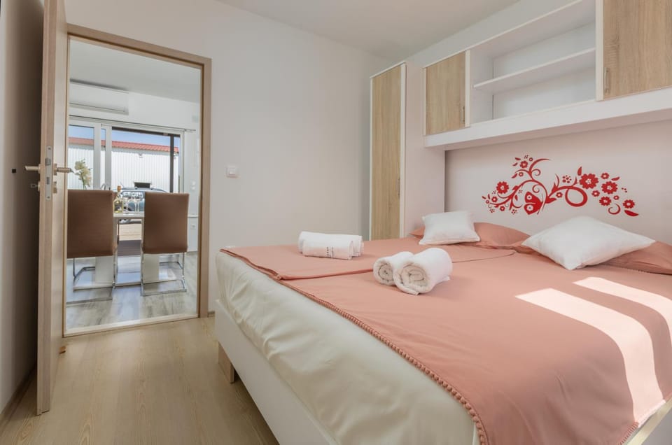 Bed, Bedroom, towels, wardrobe
