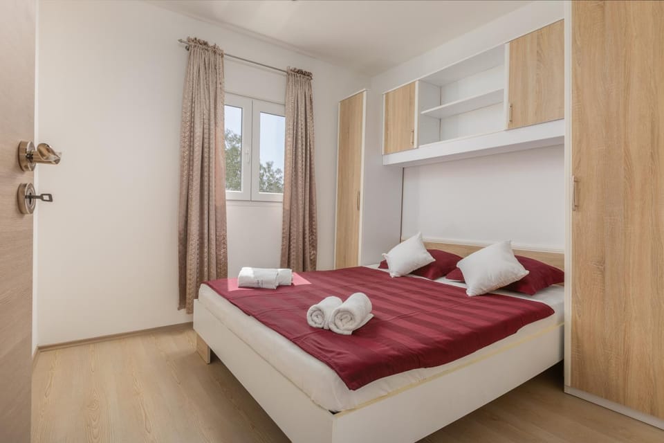 Bed, Photo of the whole room, Bedroom, towels, wardrobe