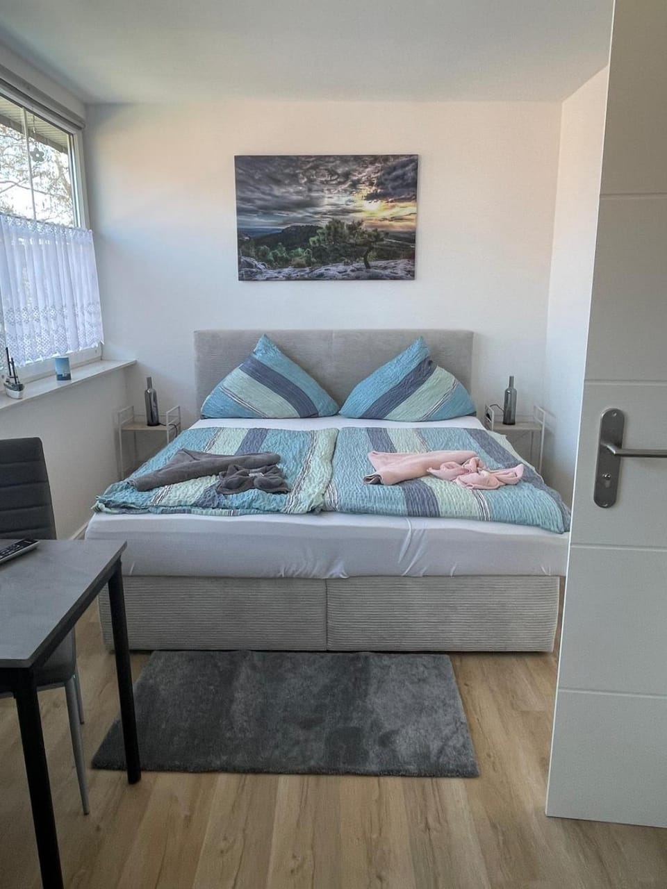 Bed, Living room, Photo of the whole room, Seating area, Bedroom