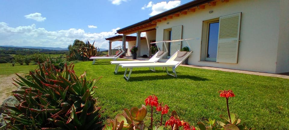 Property building, Patio, Restaurant/places to eat, Garden, Breakfast
