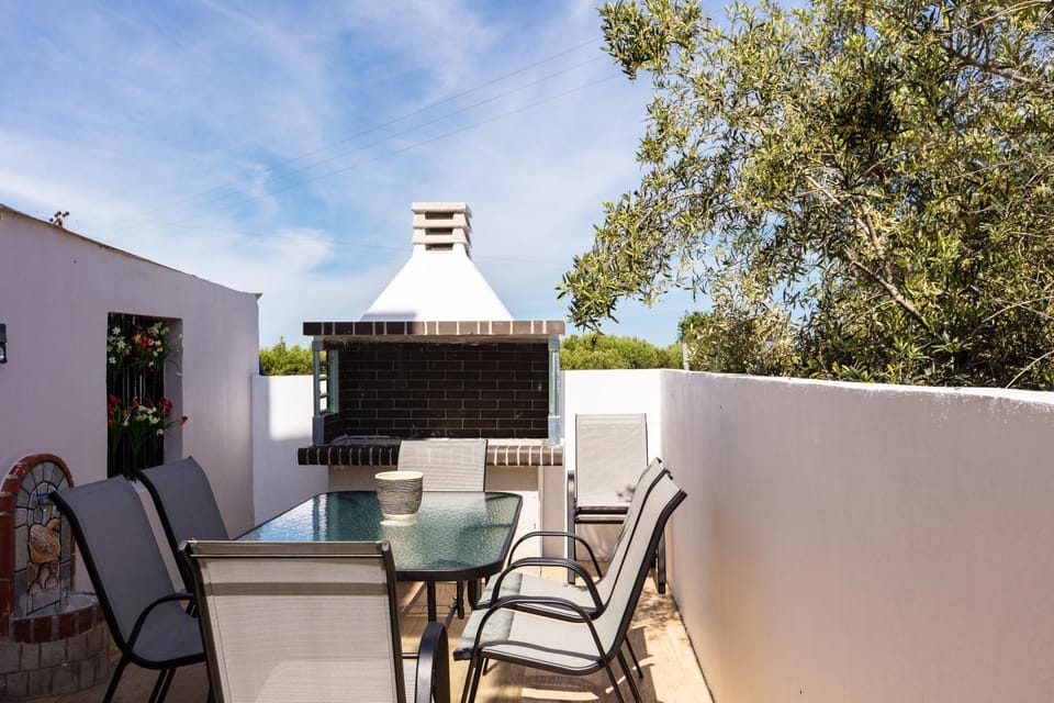 BBQ facilities, Dining area, Food, Family