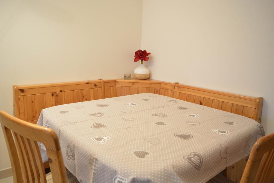 Seating area, Food