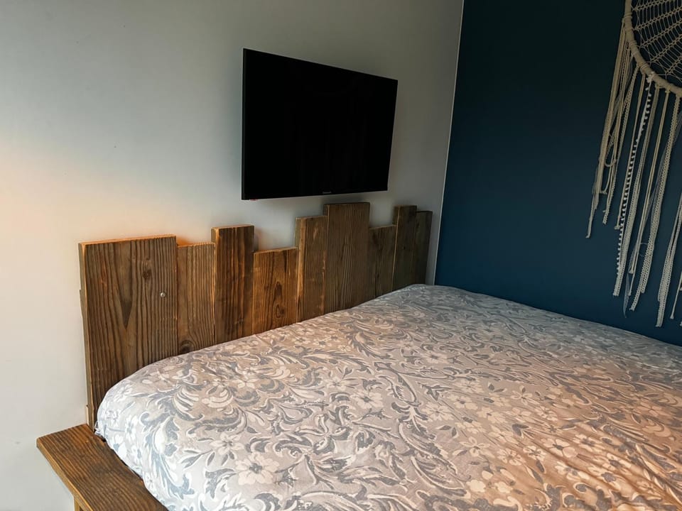 Bed, TV and multimedia, Bedroom