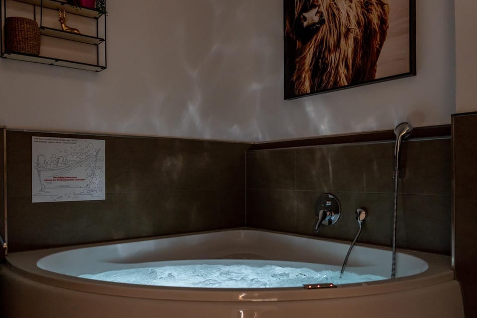 Hot Tub, Bathroom