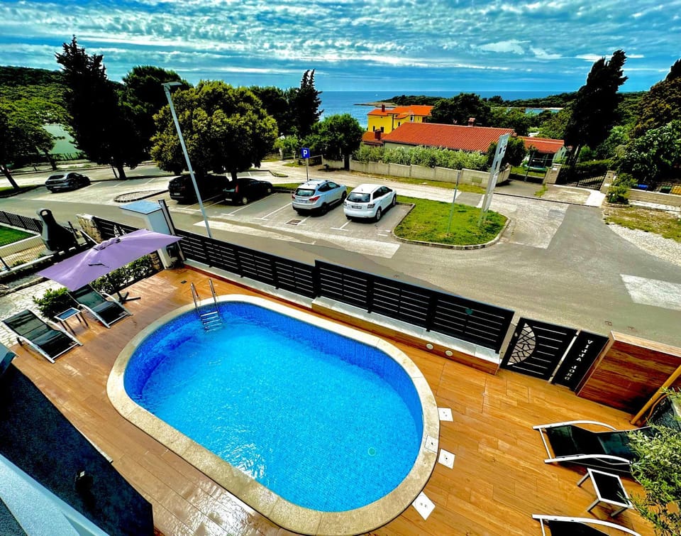 LOKY - sunny studio house 150m from sea with pool Apartment in Banjole