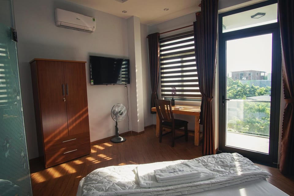 TV and multimedia, Balcony/Terrace, Photo of the whole room, Bedroom, City view, Garden view, Street view, Quiet street view
