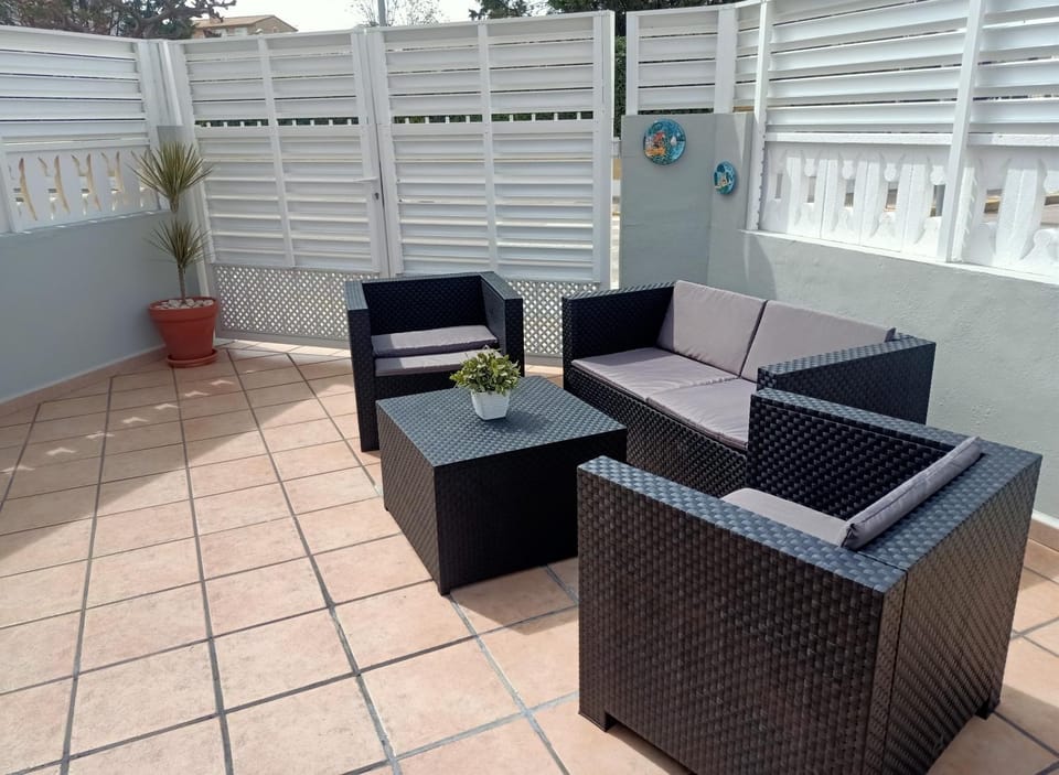 Patio, Day, sunbed