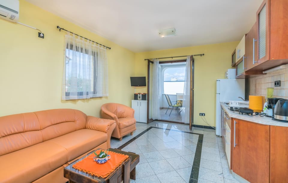 TV and multimedia, Coffee/tea facilities, Kitchen or kitchenette, Living room, Seating area, Dining area