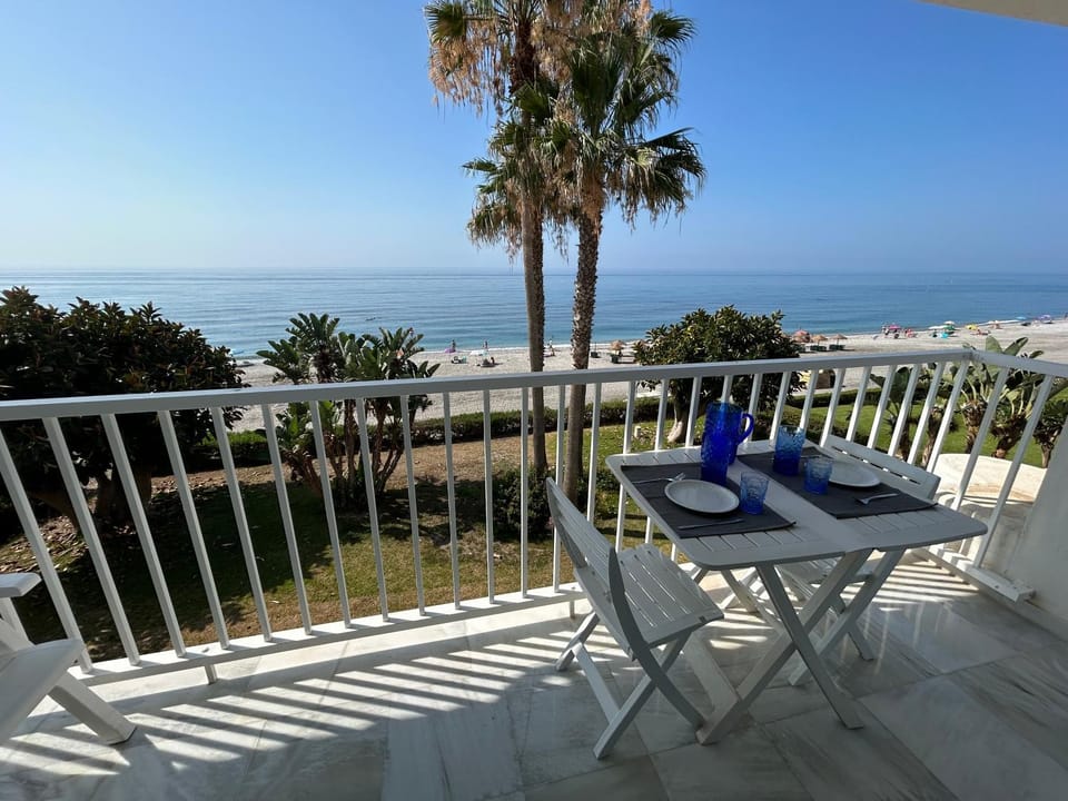 Apartamento en Primera Línea de Playa Apartment in Río de Torrox
