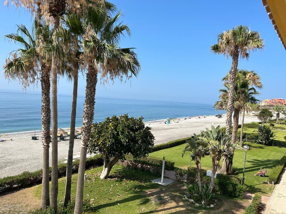 Apartamento en Primera Línea de Playa Apartment in Río de Torrox