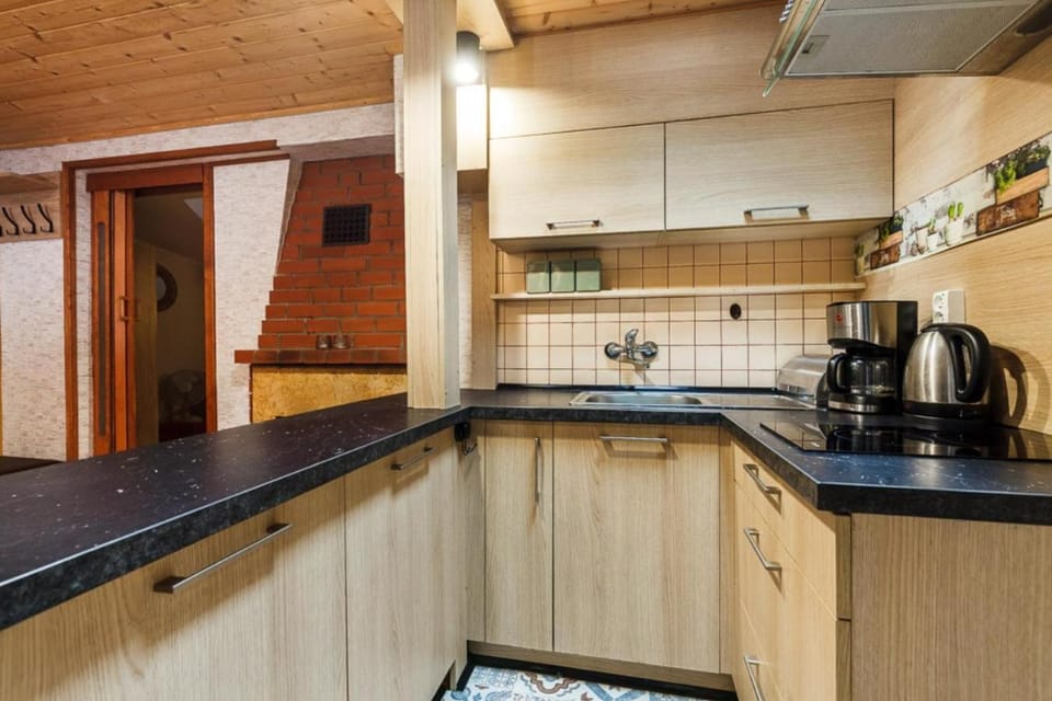 Coffee/tea facilities, Kitchen or kitchenette, stove