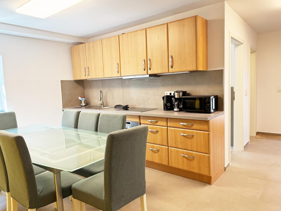 Kitchen or kitchenette, Dining area, stove