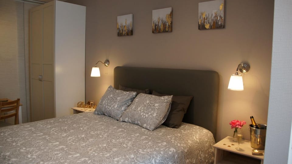 Bed, Photo of the whole room, Bedroom