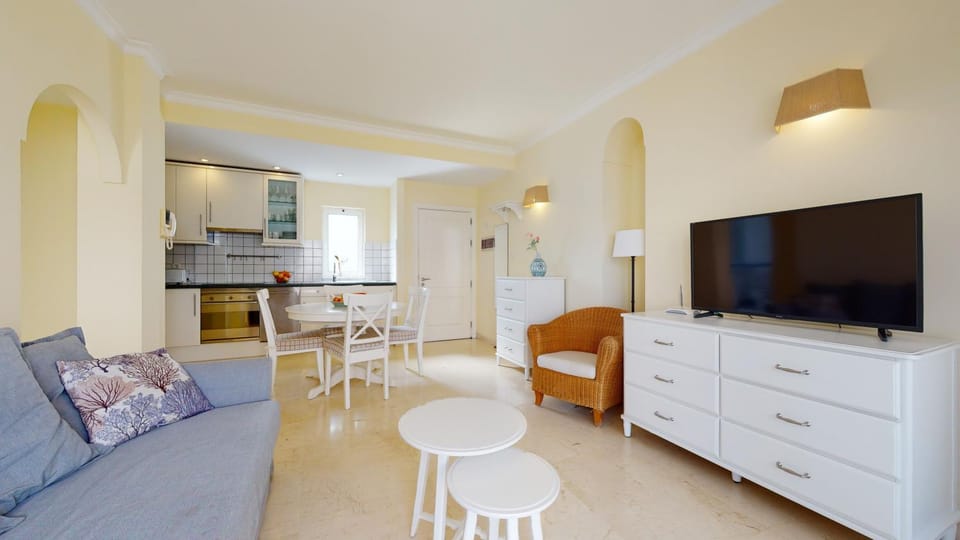 Communal lounge/ TV room, TV and multimedia, Kitchen or kitchenette, Living room, Seating area, Dining area, minibar, pet friendly, stove