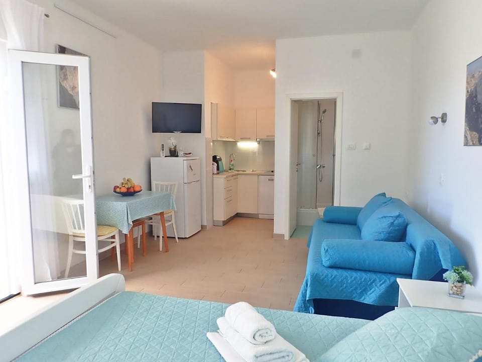 Bathroom, TV and multimedia, Kitchen or kitchenette