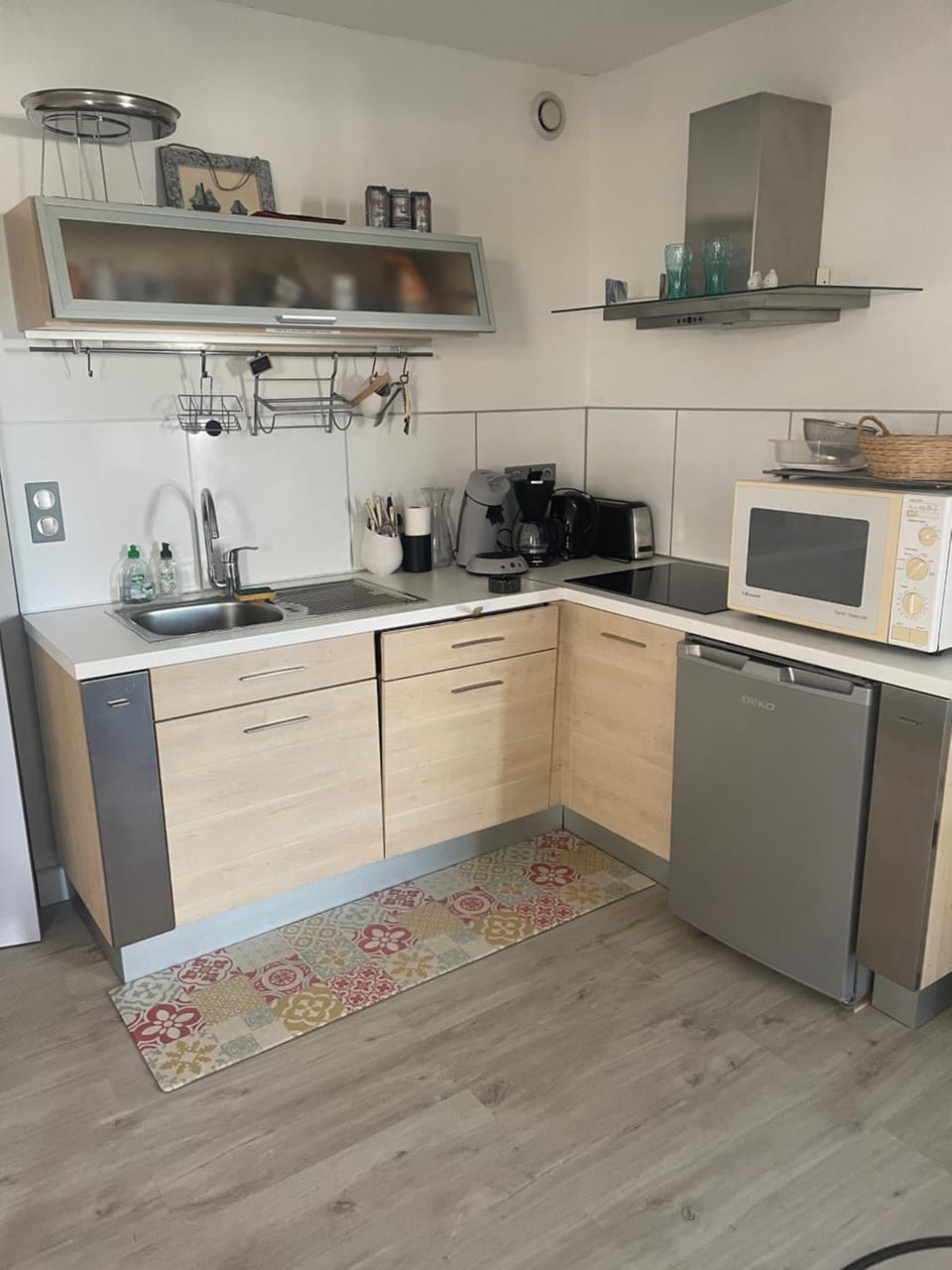 Coffee/tea facilities, Kitchen or kitchenette, dishwasher, oven, stove, toaster