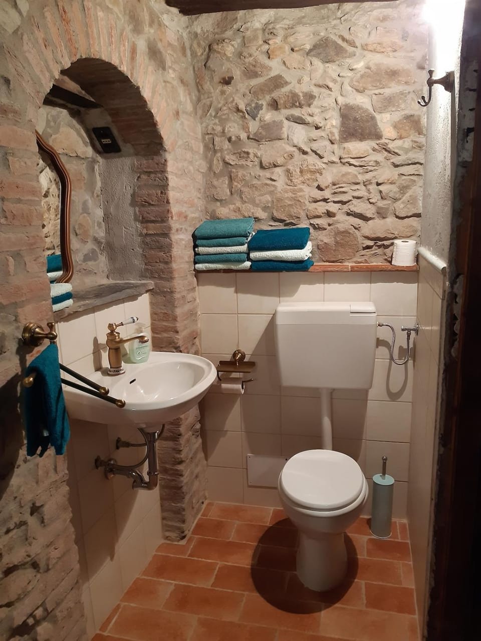 Toilet, towels