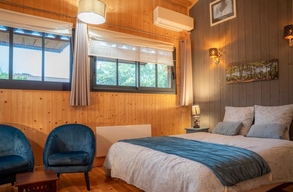 Photo of the whole room, air conditioner