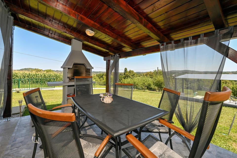Patio, Day, Natural landscape, BBQ facilities, View (from property/room), Balcony/Terrace, Seating area, Dining area, Evening entertainment, City view, Area and facilities, Entertainment, Quiet street view, Inner courtyard view