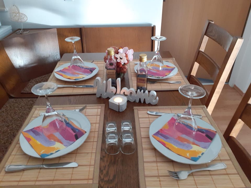 Seating area, Dining area