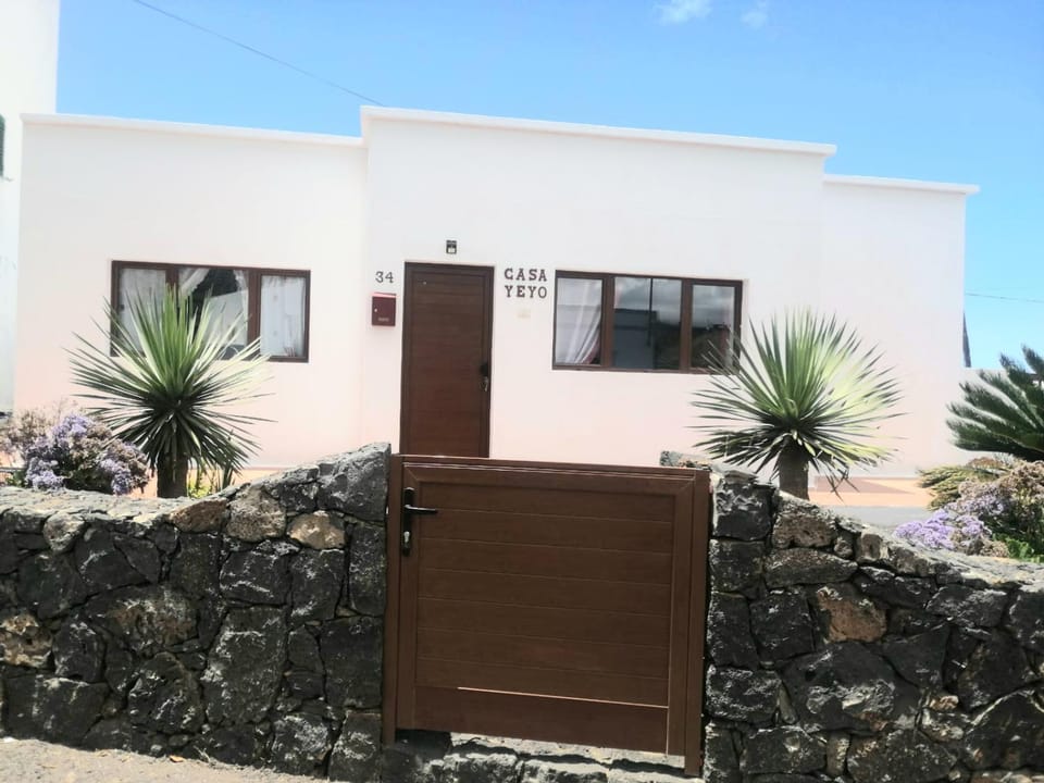 Casa Rural Yeyo en el cráter del volcán House in Isla de Lanzarote