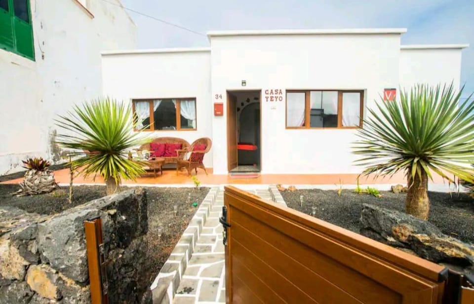 Casa Rural Yeyo en el cráter del volcán House in Isla de Lanzarote