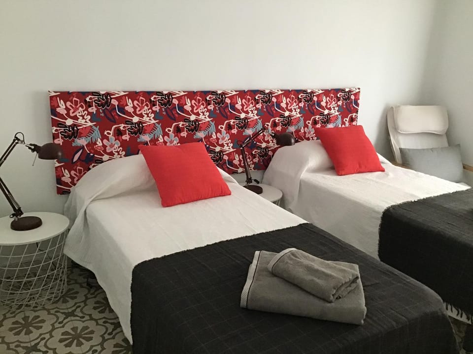 Bed, Photo of the whole room, Bedroom, Quiet street view