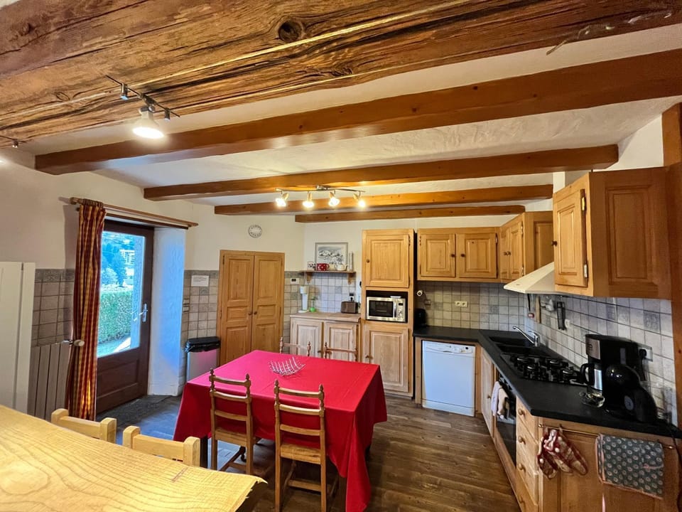 Appartement spacieux proche des télécabines et du centre ville avec jardin privé Cabin in Saint-Gervais-Bains